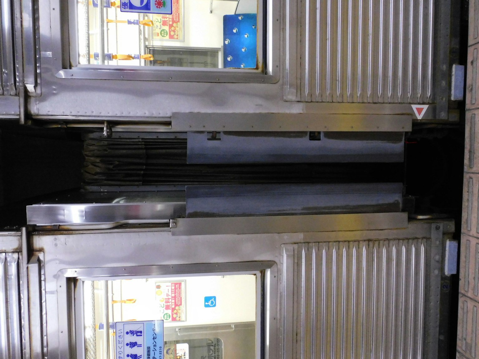 Porte del treno aperte che rivelano uno sfondo interno blu