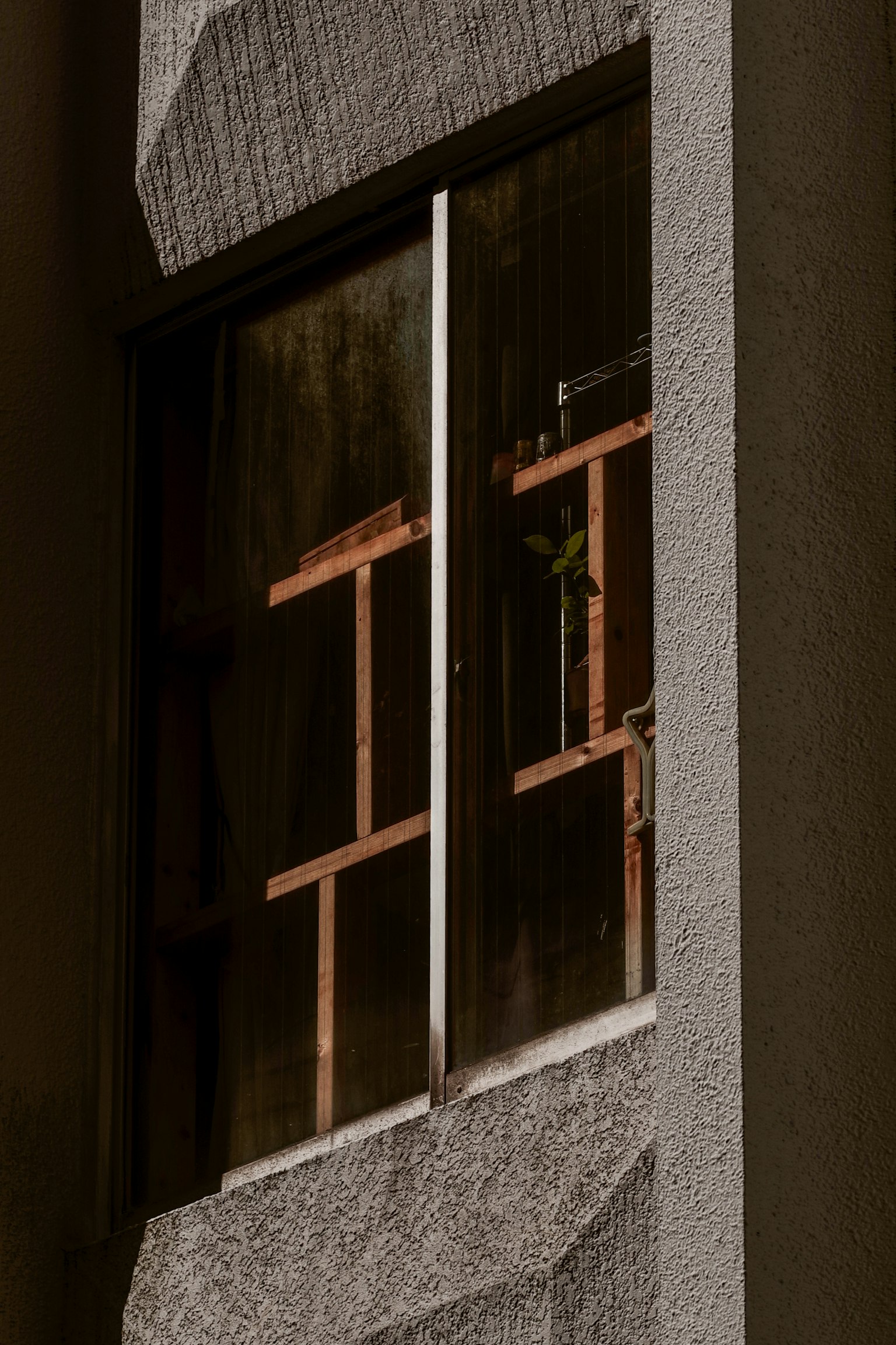 parte de un edificio antiguo con marcos de madera visibles en el exterior de una ventana