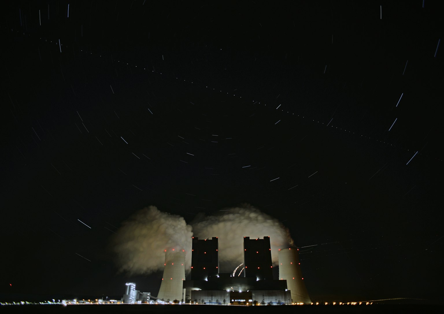 发射台在夜空中的星轨下冒烟