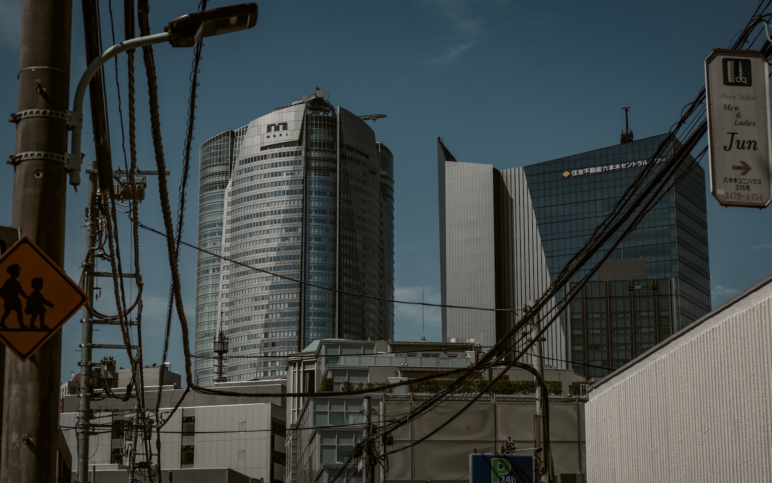 고층 빌딩과 교차하는 전선이 있는 도시 풍경