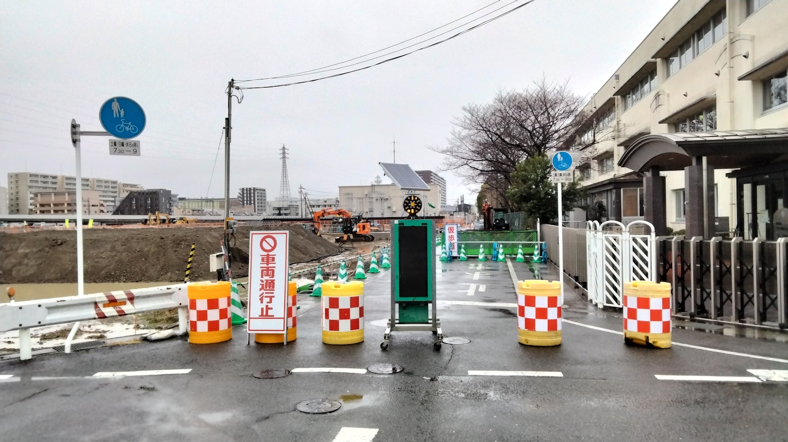 道路施工的圍欄和標誌場景