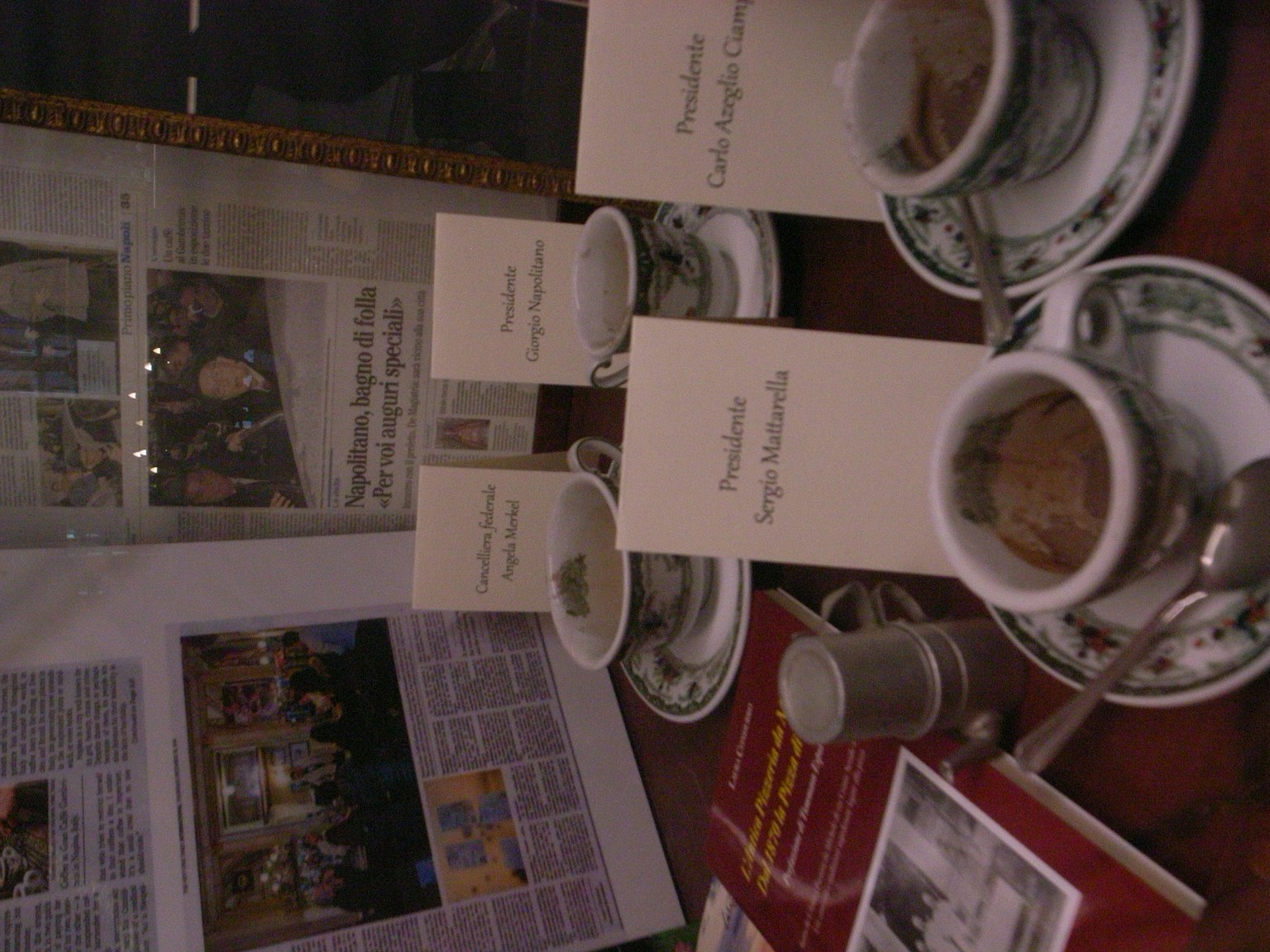 Ein Tischgedeck mit Kaffeetassen und ordentlich angeordneten Menükarten