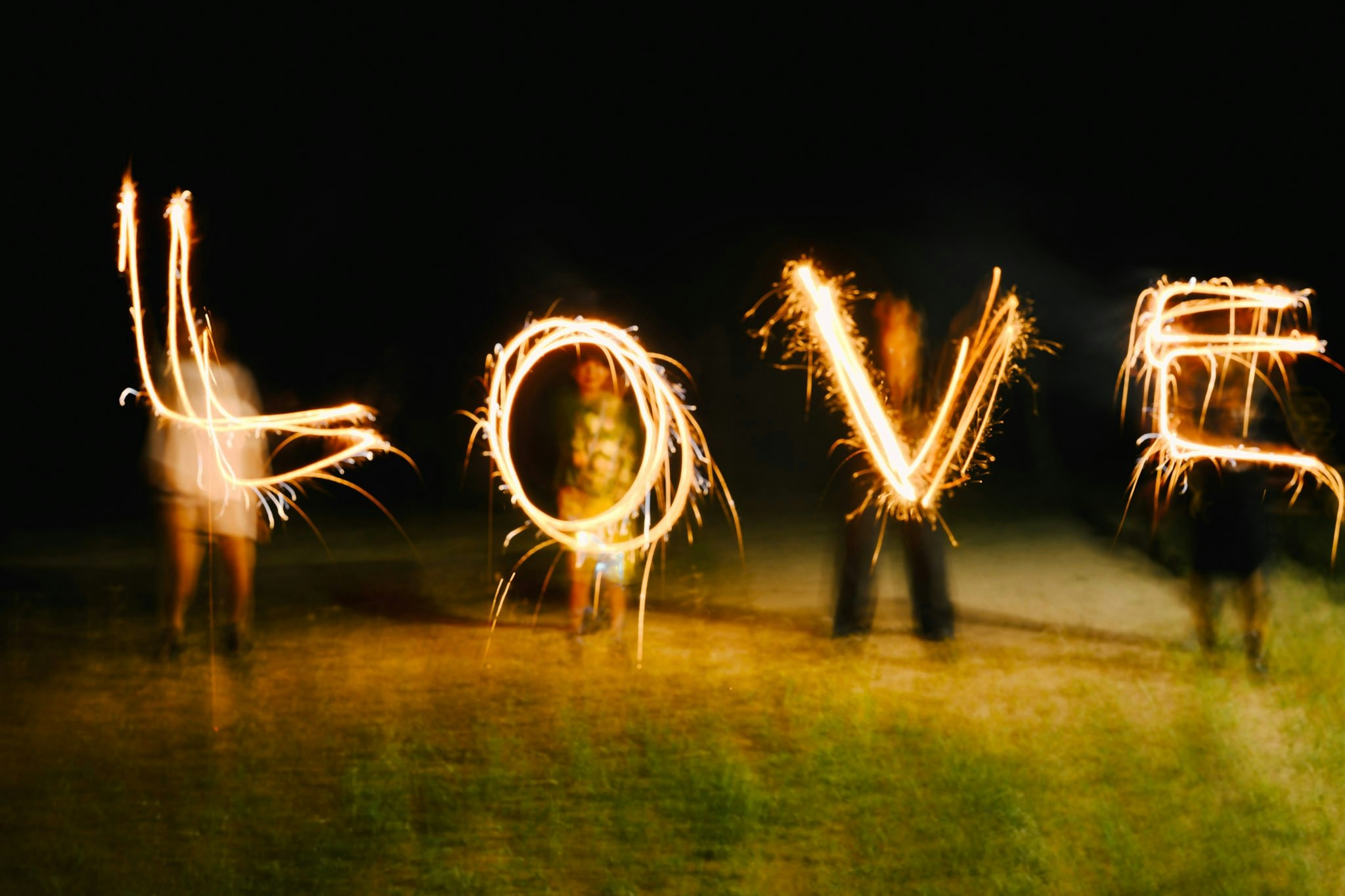 初夏の夜の花火で「LOVE」を描く光跡