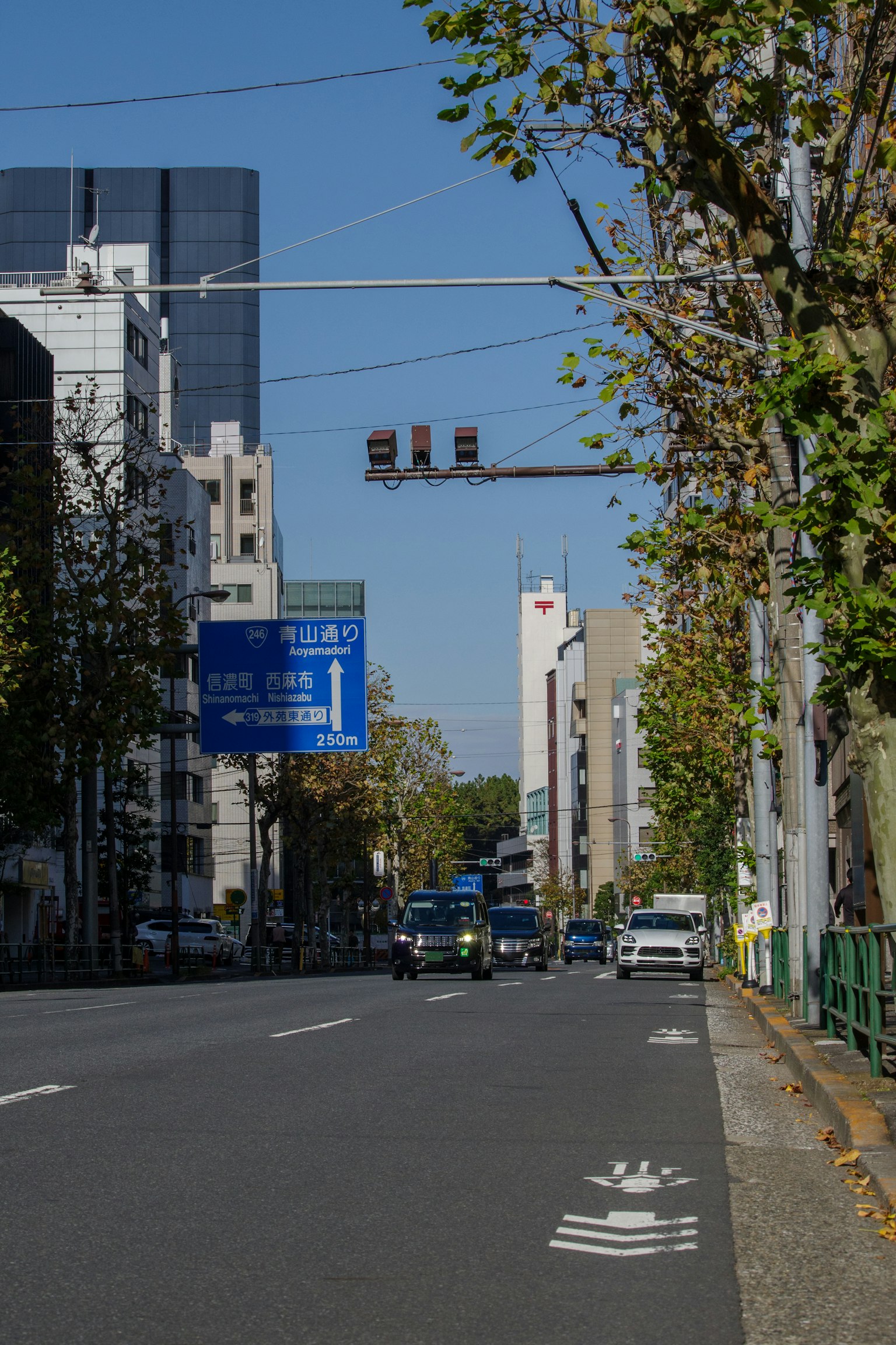 Semáforos y señales de tráfico a lo largo de una carretera urbana