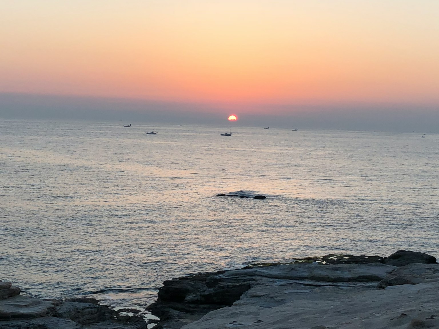 Atardecer sobre el océano con olas tranquilas
