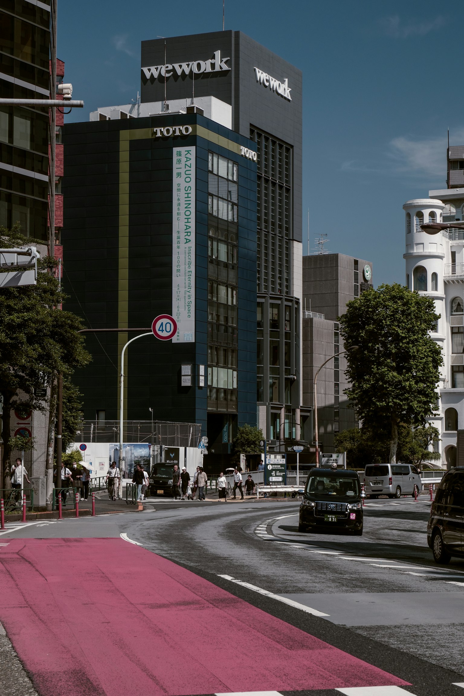 城市景观，特色是五彩缤纷的粉色道路和现代建筑