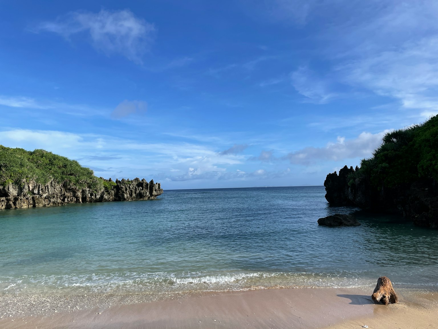 Vista di spiaggia serena con cielo blu e acqua calma