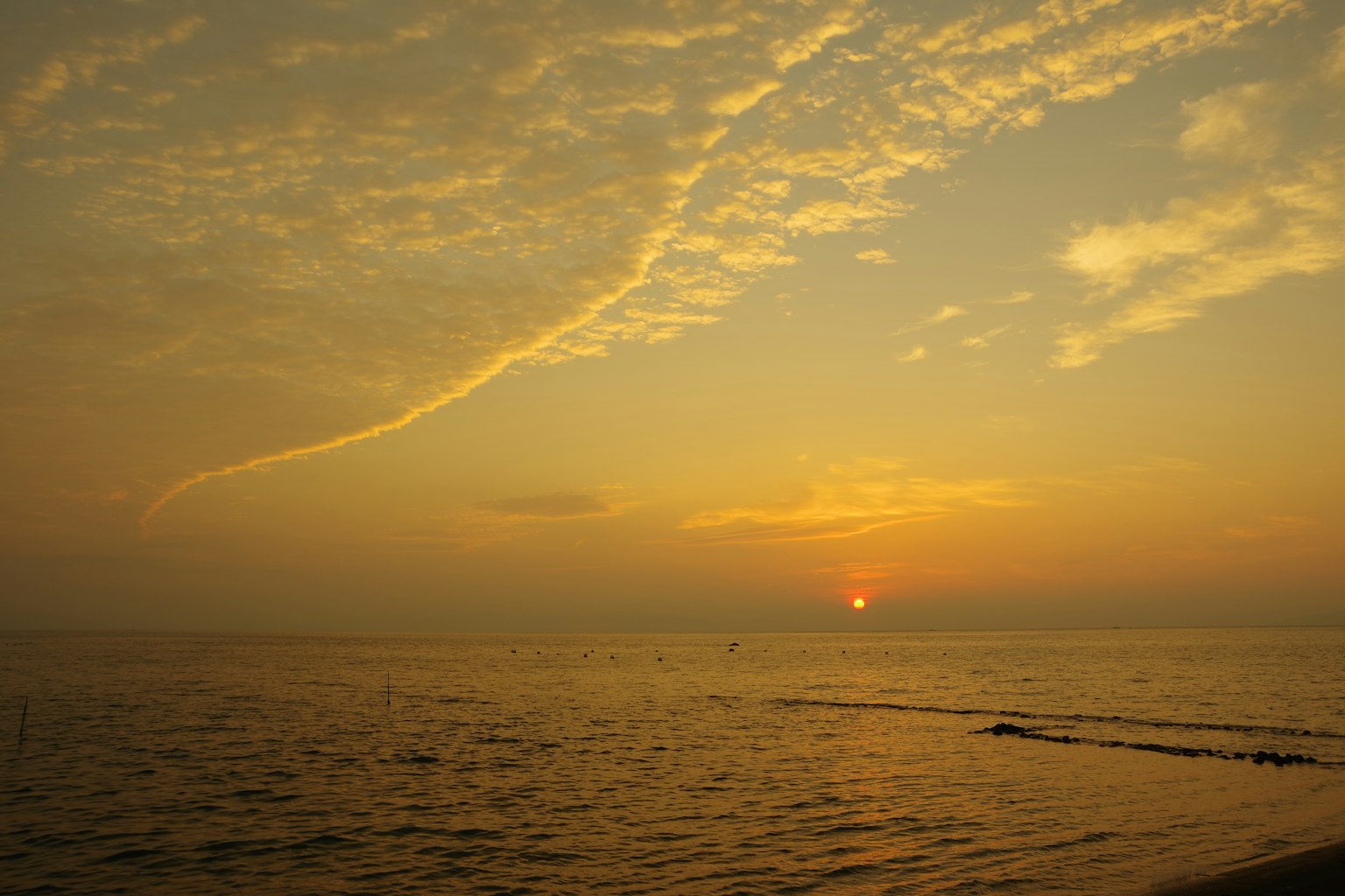 美麗的日落在海面上與柔和的雲彩