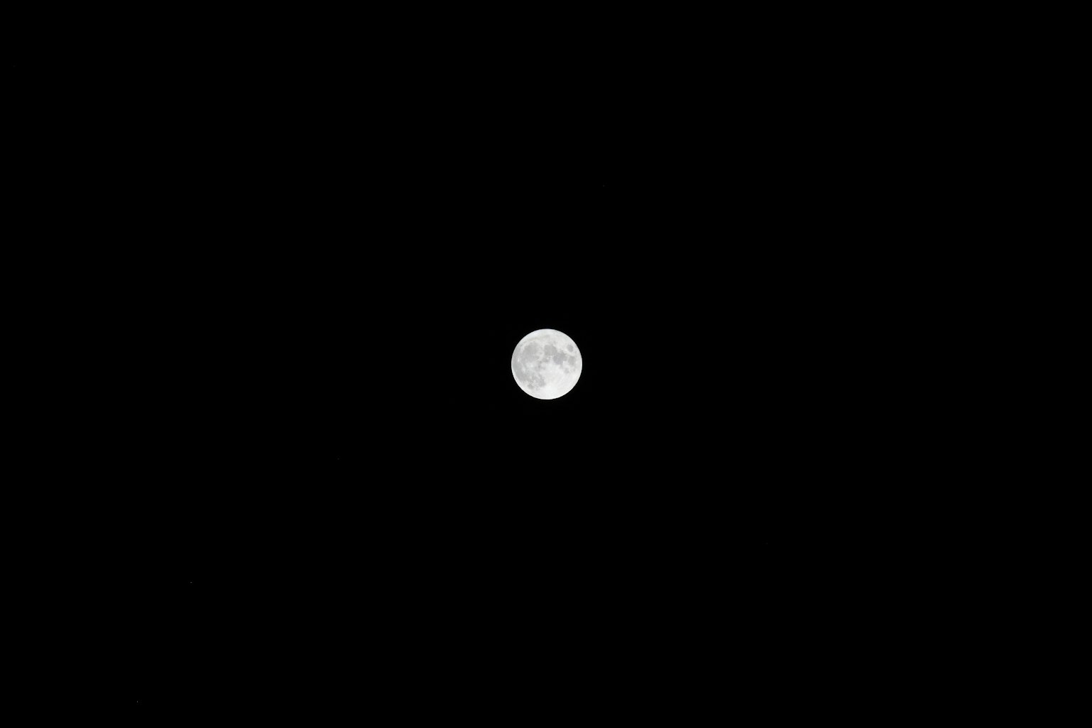 Detaillierter Vollmond in schwarzem Himmel