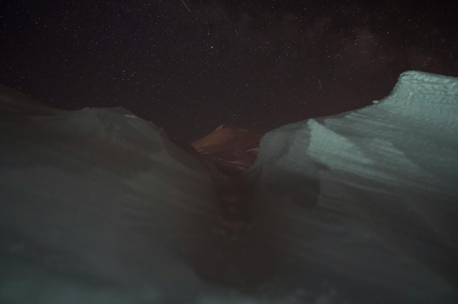 被雪覆蓋的山路和星空