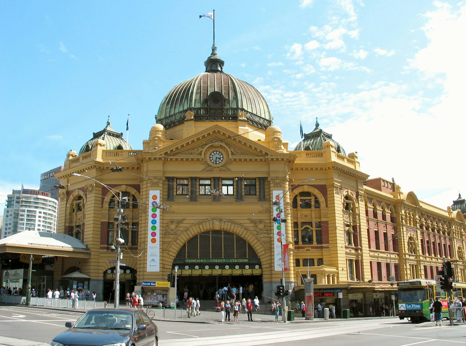 Stasiun Flinders Street di Melbourne dengan fasad kuning dan kubah