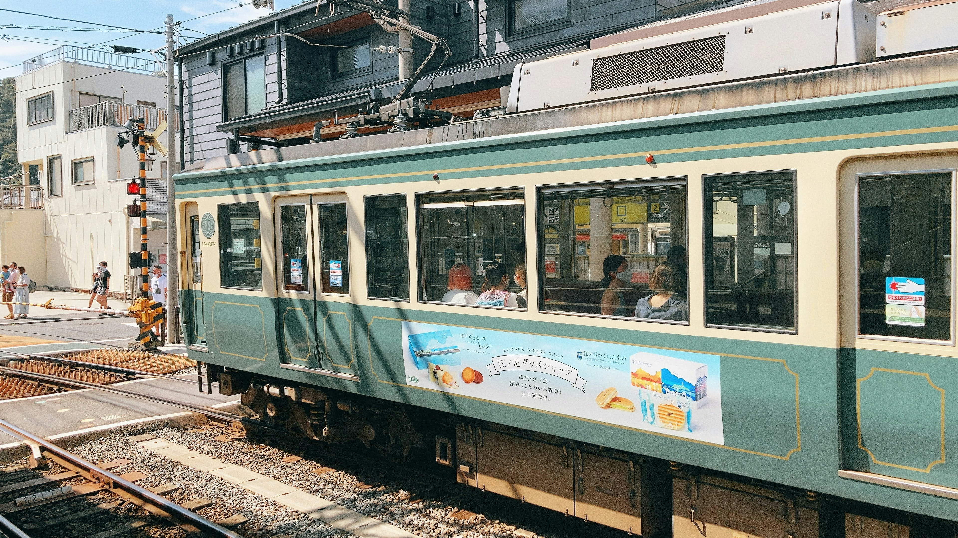 車站月台旁的有軌電車與鐵軌