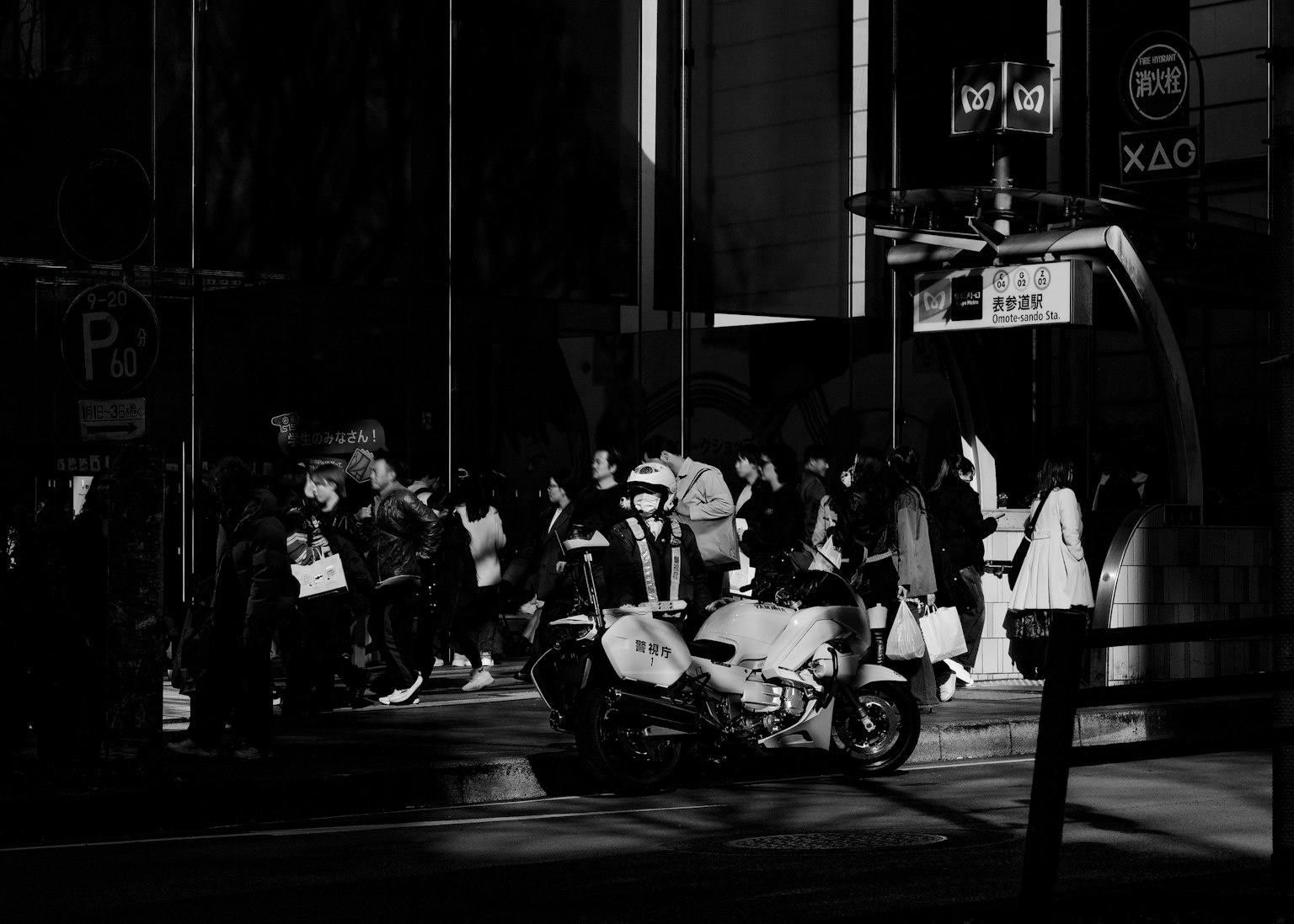 เงาคนและมอเตอร์ไซค์ที่มุมถนนมืด