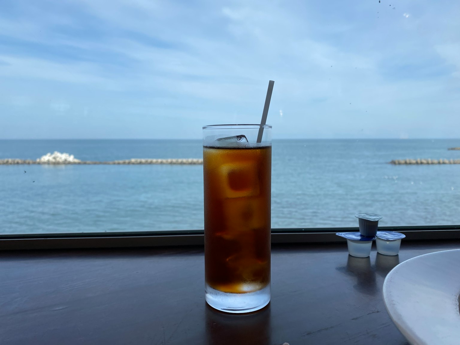 一杯冰茶，背景是海景