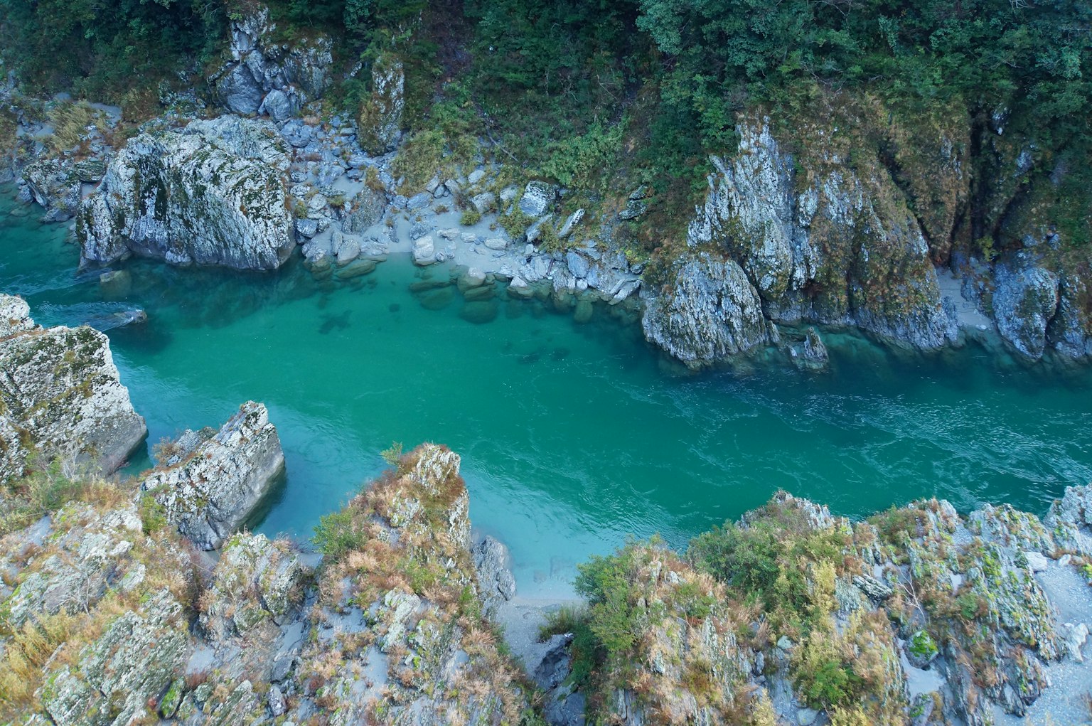 美丽的青绿色河流穿过岩石地形