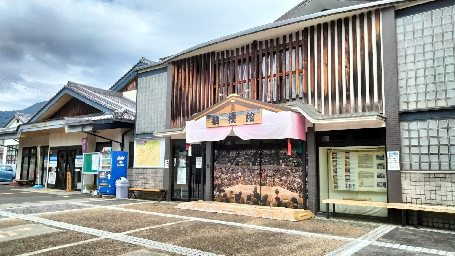 Façade d'un bâtiment traditionnel japonais avec des éléments décoratifs en bois