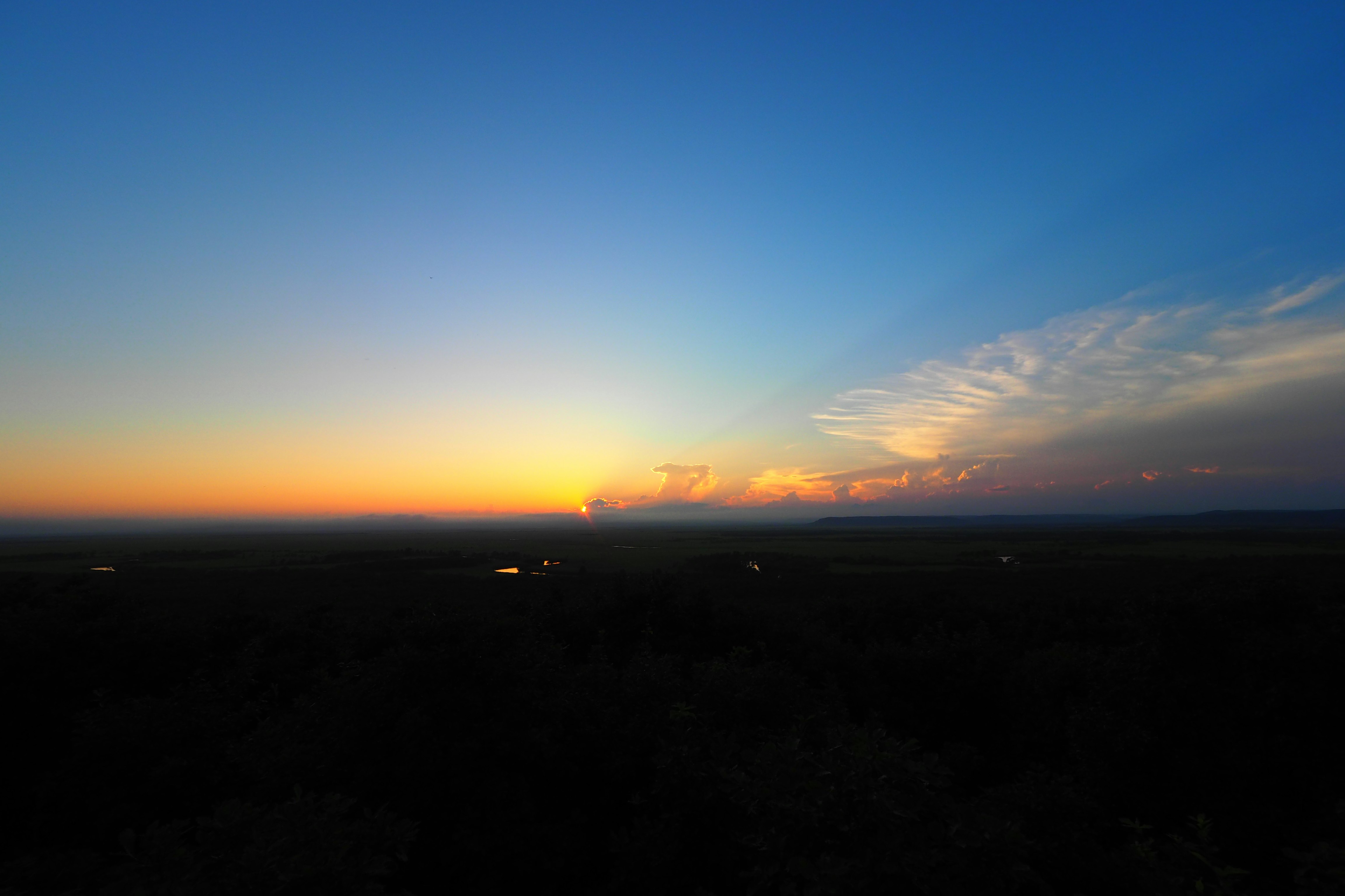 Sonnenuntergangshimmel über einem fernen Horizont