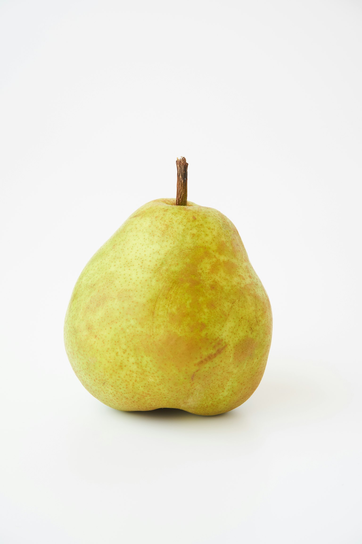 Une poire verte sur un fond blanc