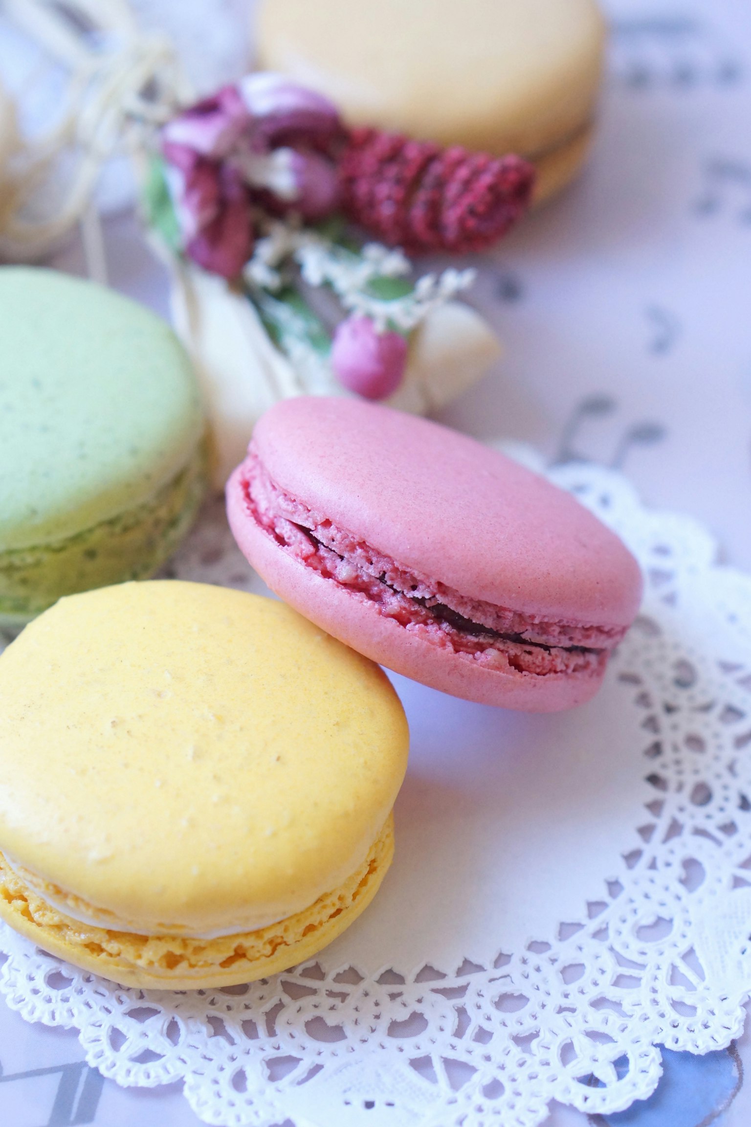 Macaron nhiều màu sắc đặt trên đĩa ren