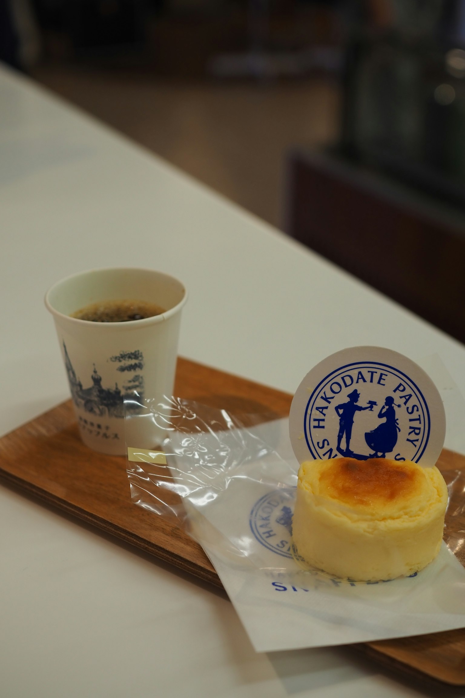 ของหวานบนถาดพร้อมกาแฟและชีสเค้ก