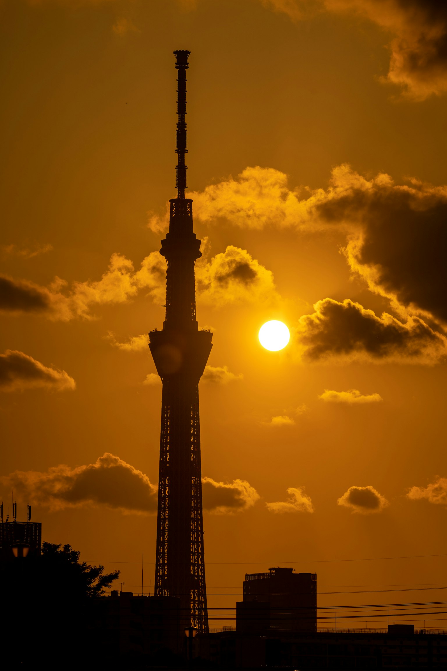 東京晴空塔剪影與生動的日落和雲彩