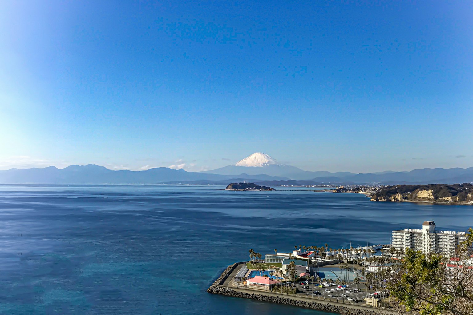 Vue panoramique de l'océan et des montagnes avec le mont Fuji au loin