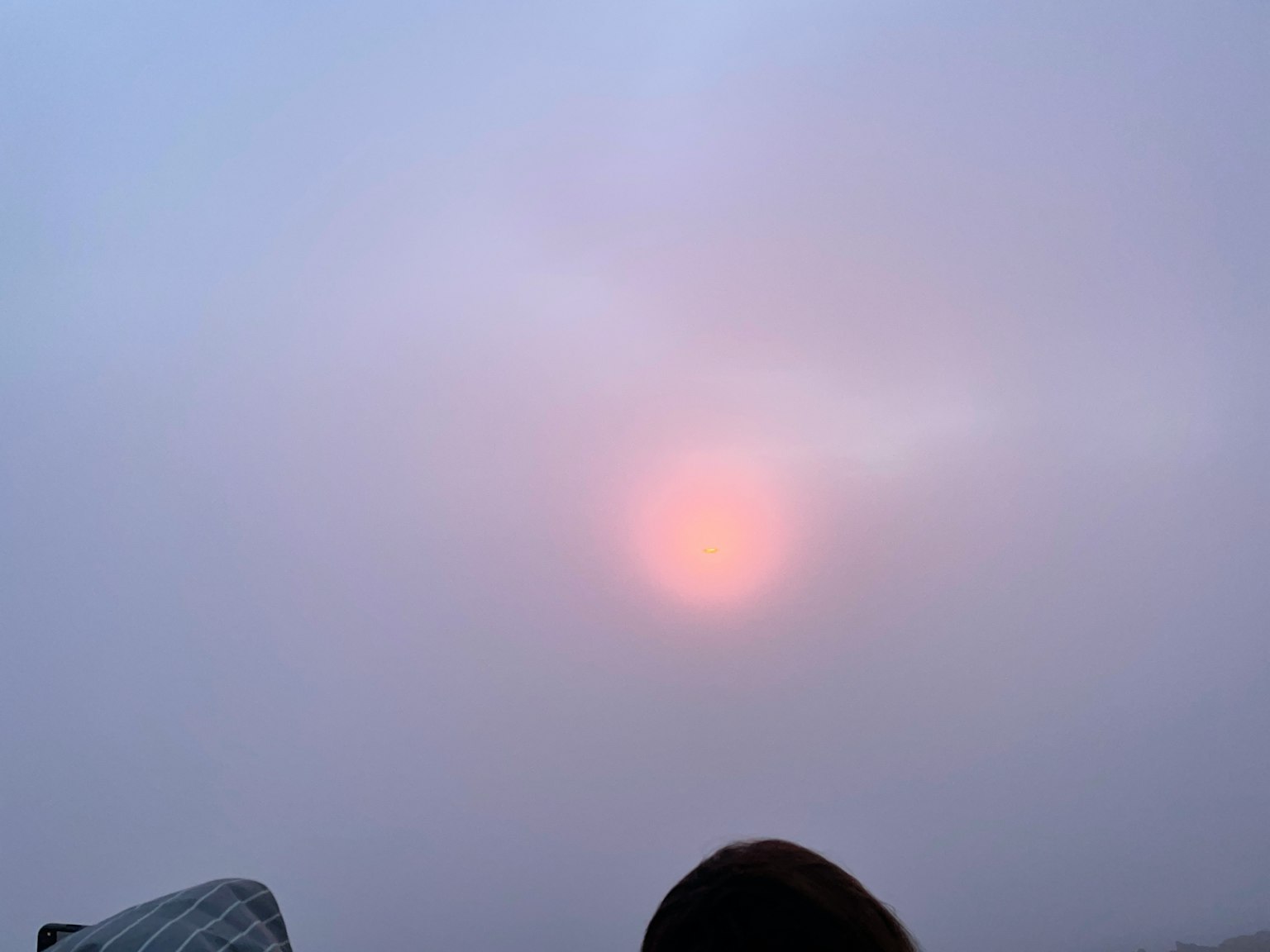 Lueur faible du soleil cachée dans le brouillard
