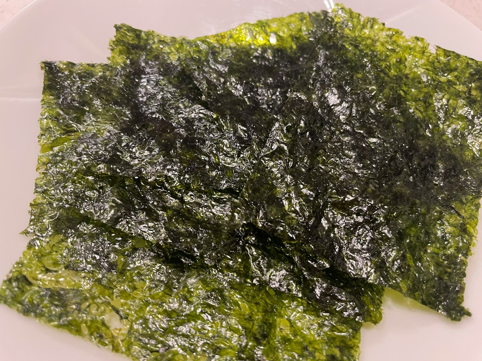 放在盤子上的海苔片