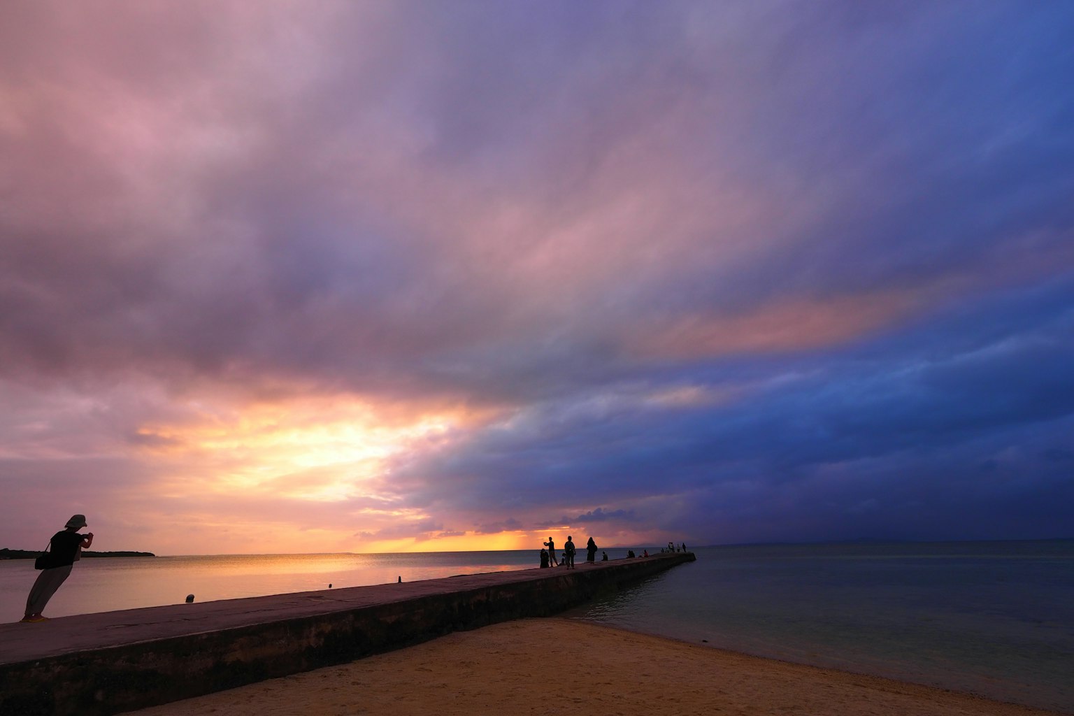 Hermoso paisaje marino con nubes coloridas al atardecer