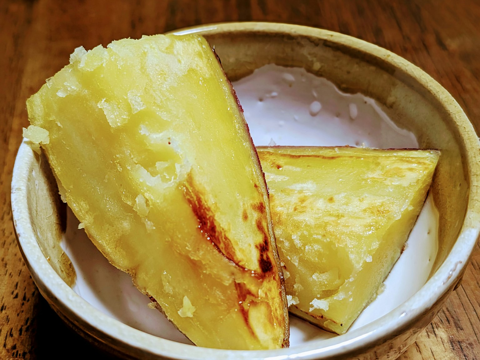 Tranches de patate douce rôtie dans un plat blanc