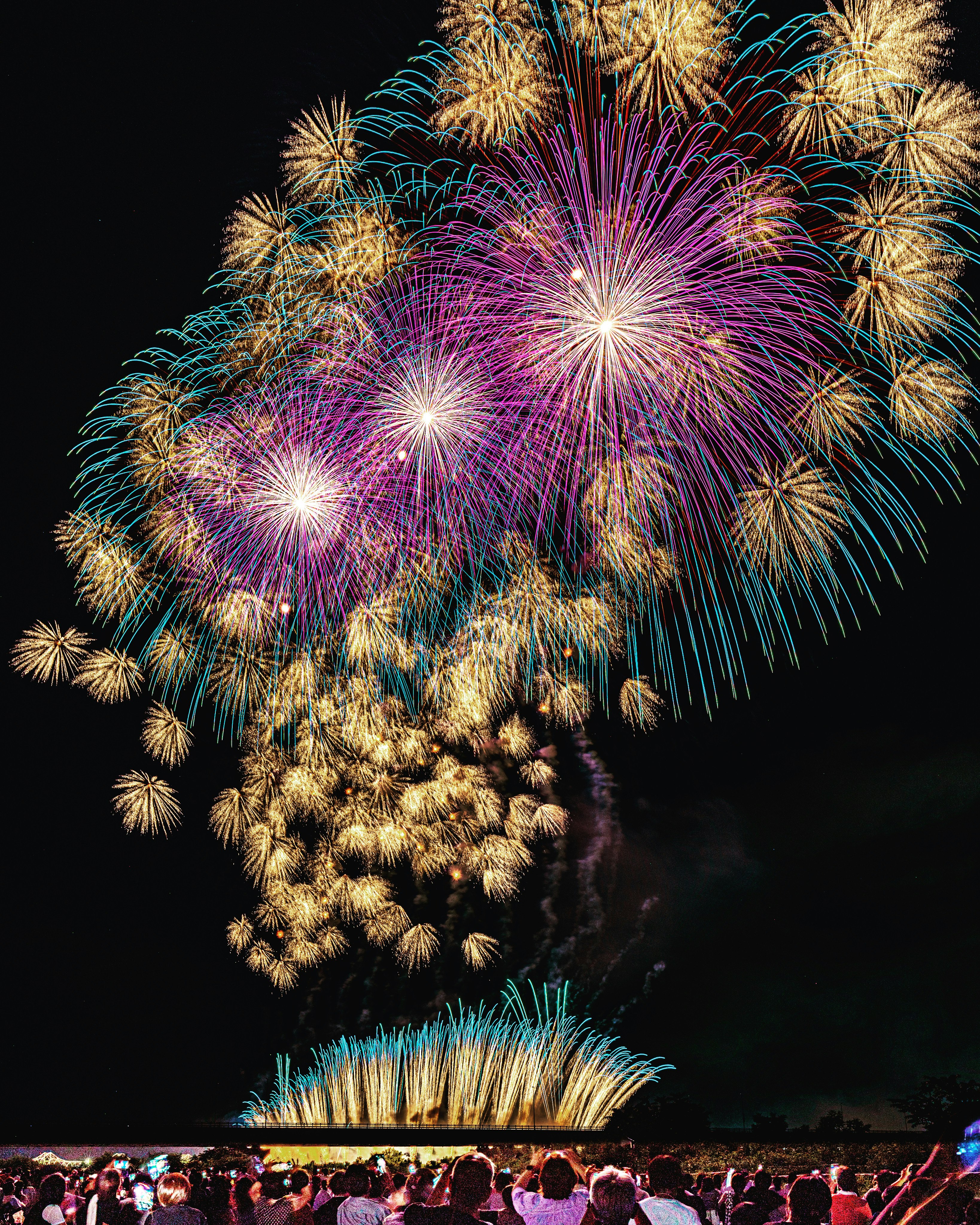長岡花火大会の夜空に咲く色とりどりの大輪の花火