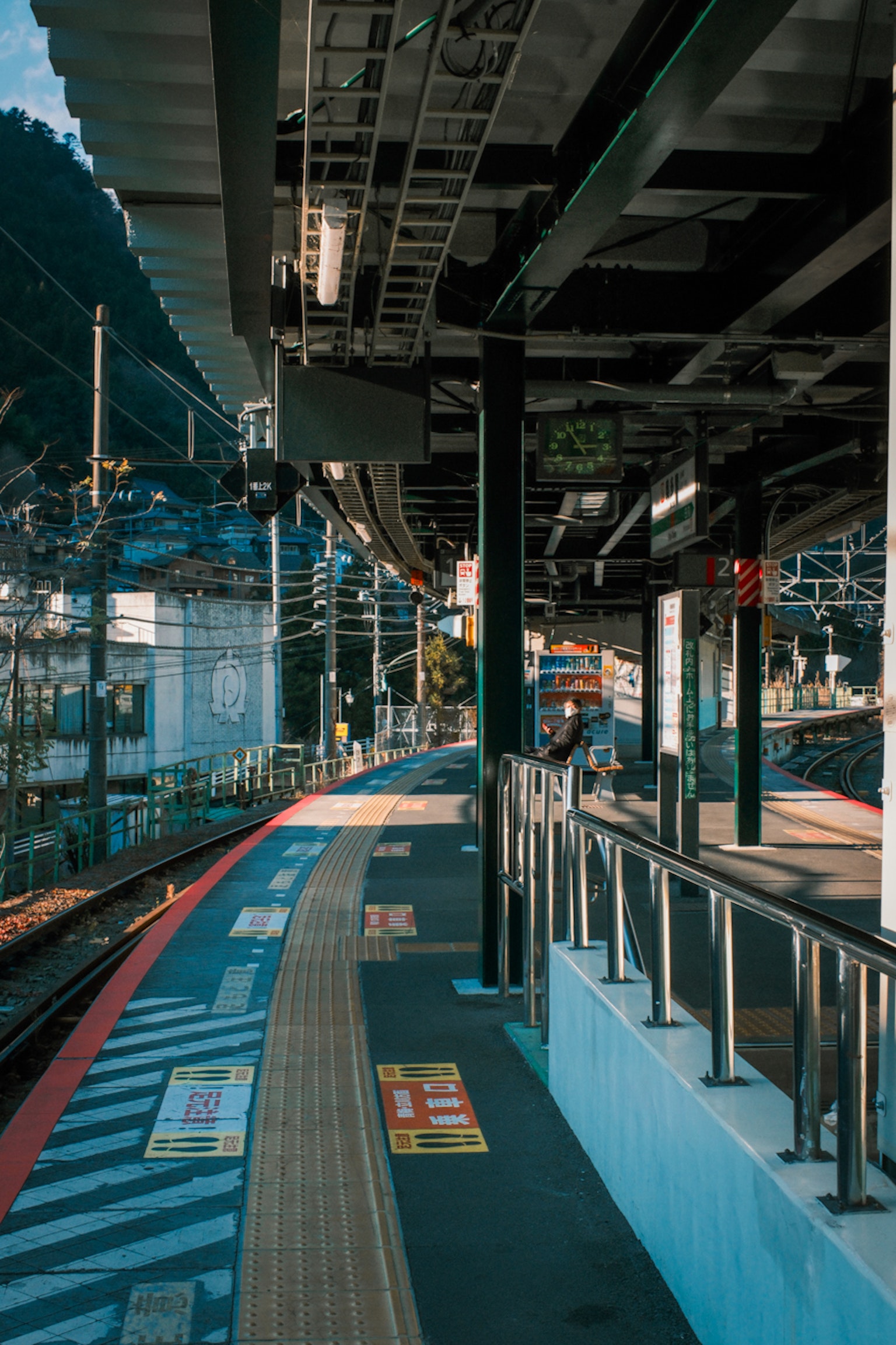 安靜的車站月台景觀，鐵路和山脈背景