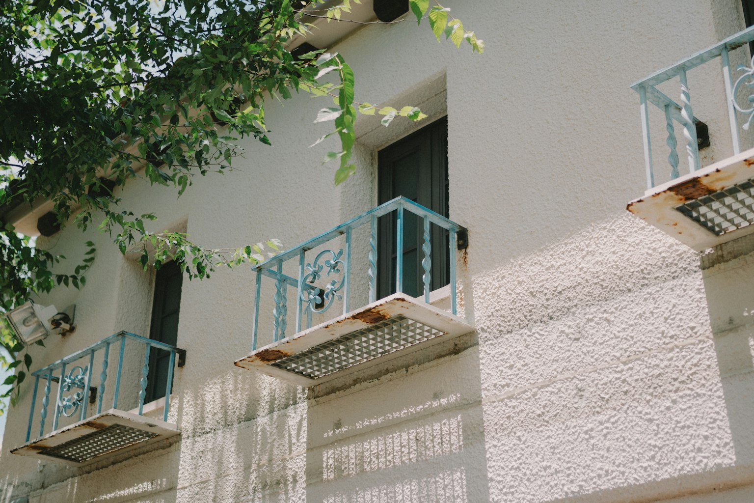 部分建筑视图，白色墙壁和蓝色阳台