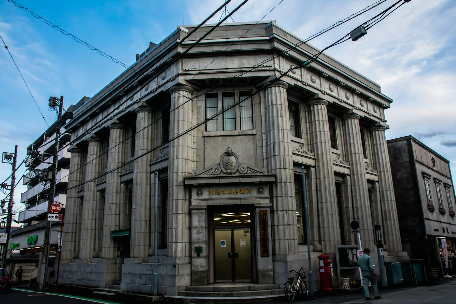 Außenansicht einer klassischen Architektur-Bank mit beeindruckenden Säulen und dekorativem Design
