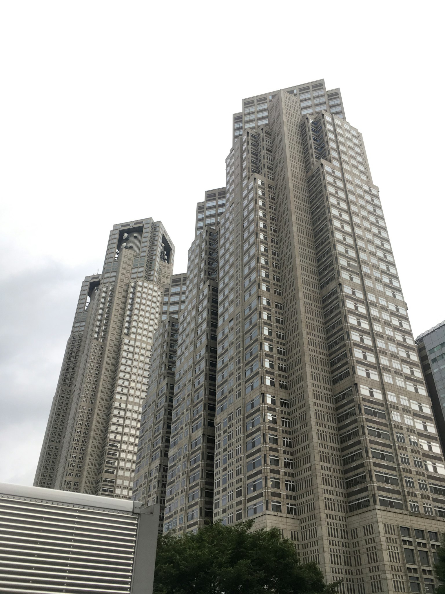 Garis langit perkotaan dengan gedung pencakar langit tinggi