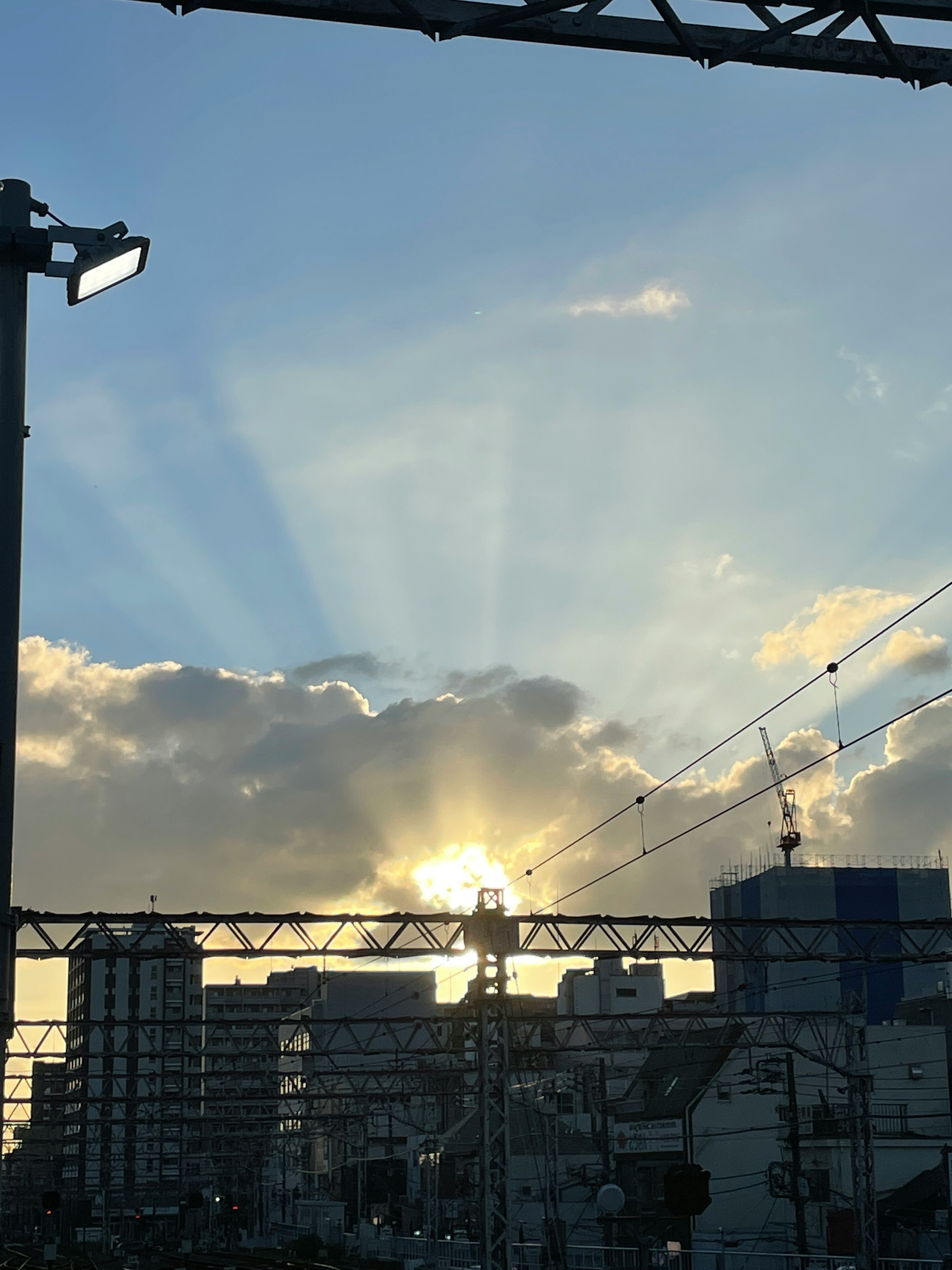 頭端式ホームの夕景、空に広がる雲と夕日
