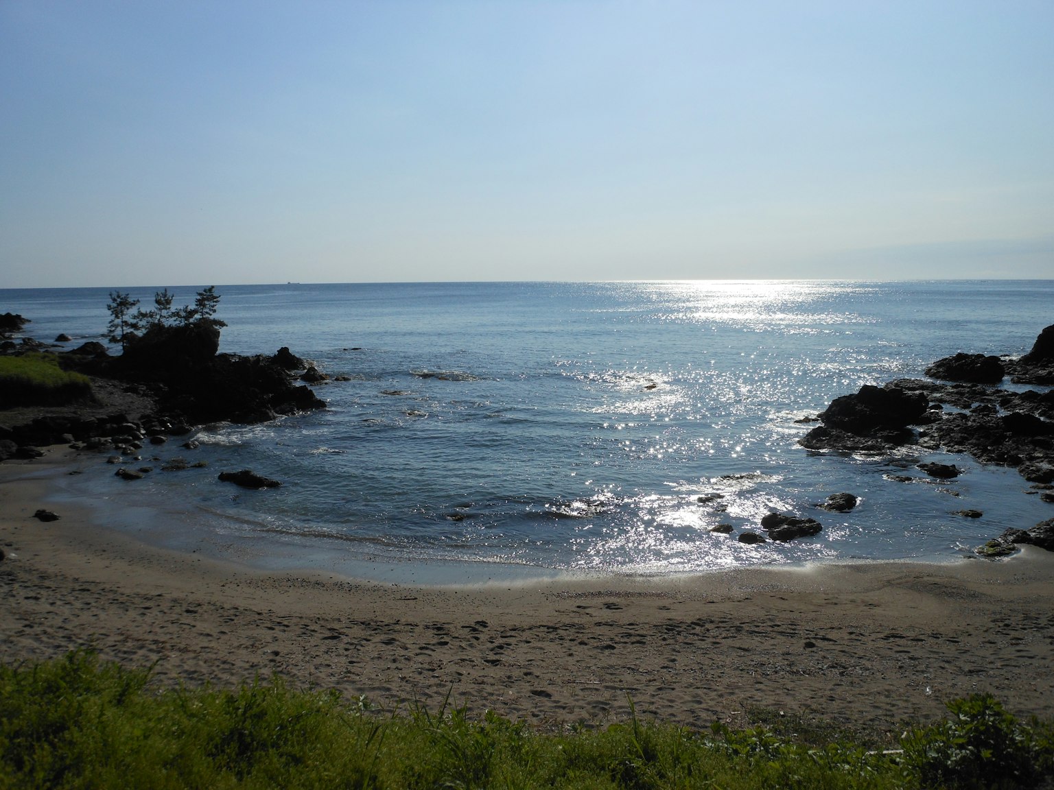 平静的海景与沙滩和晴朗的蓝天