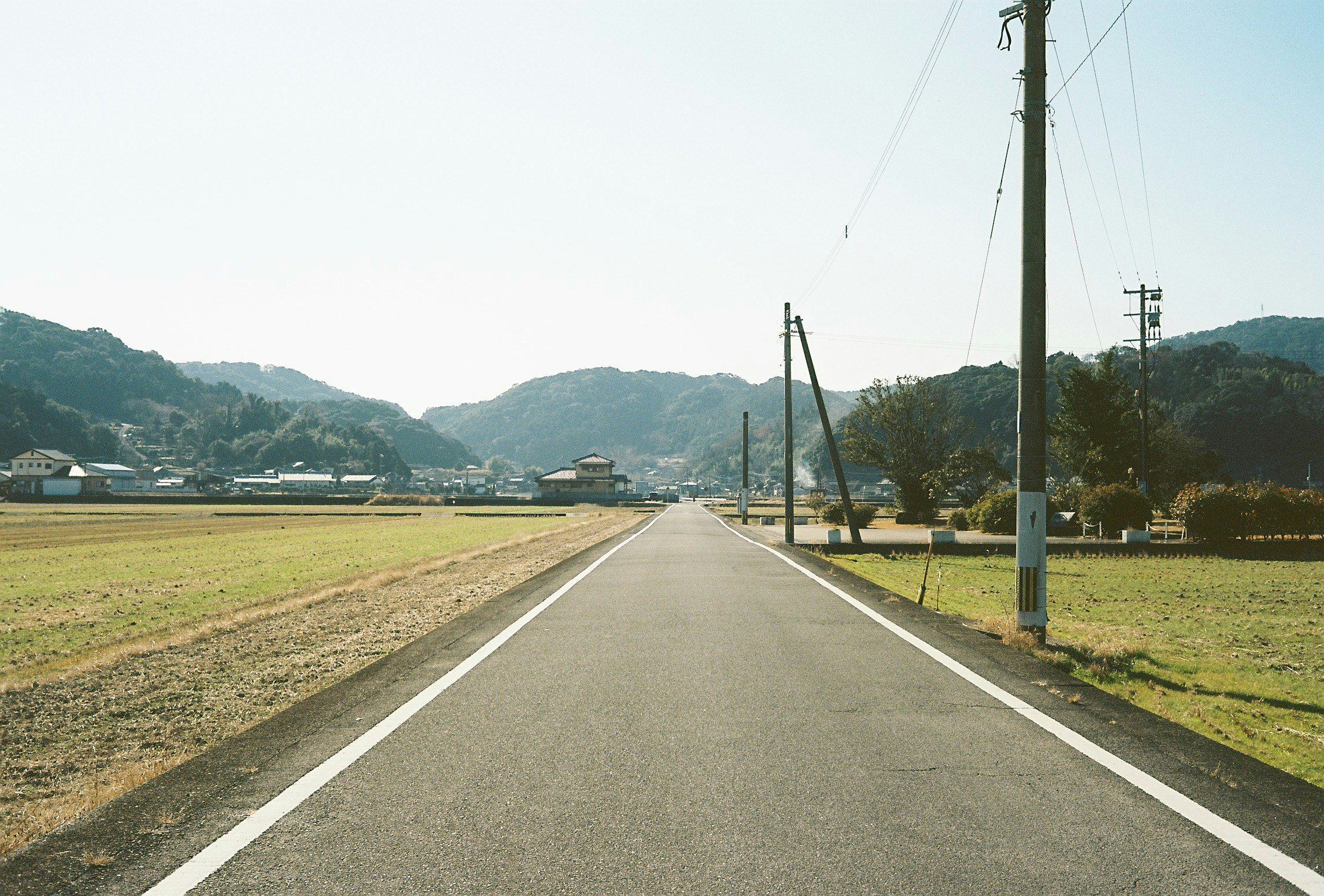 田園の直線道路と山並みの風景