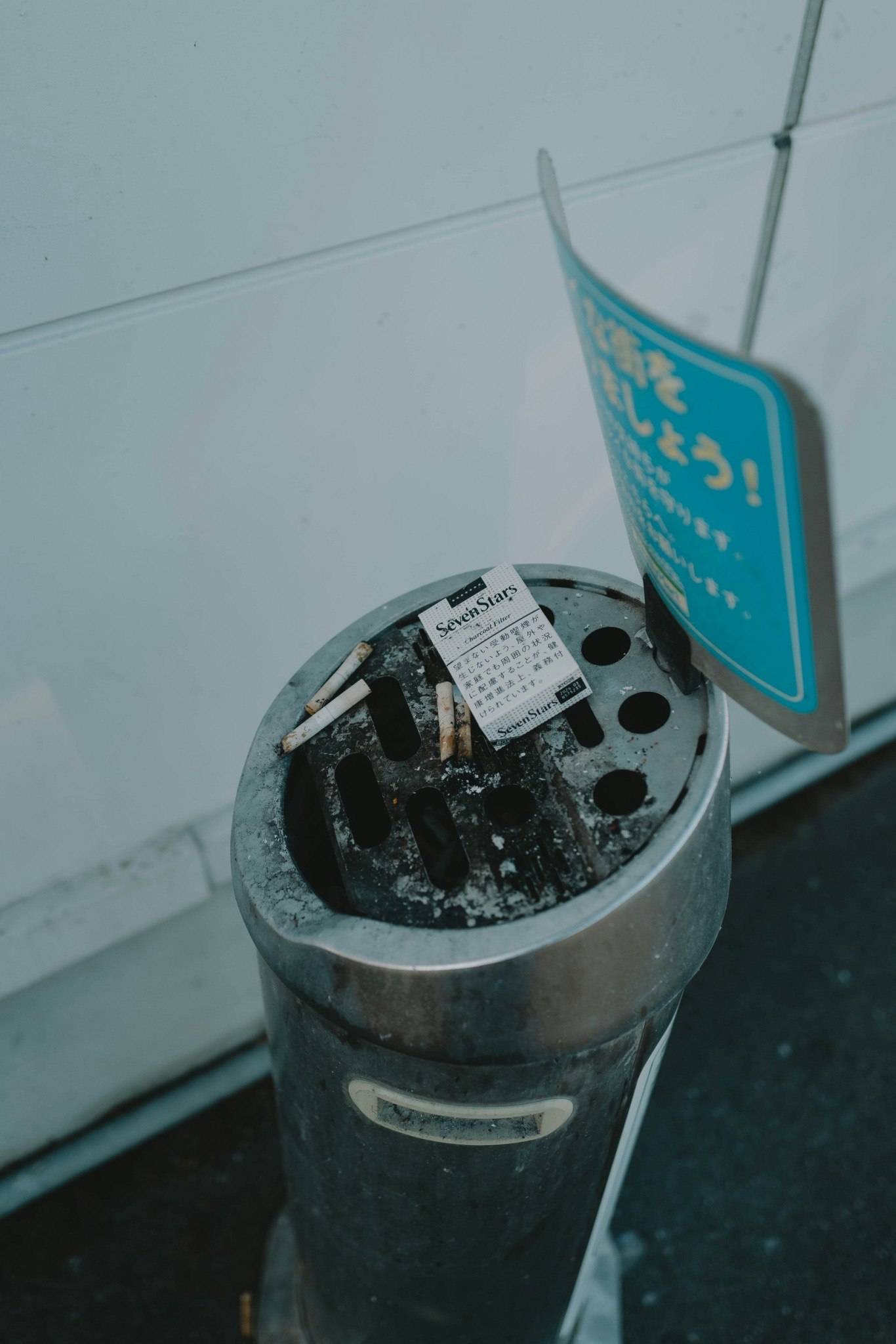 Außeneinrichtung mit blauem Schild und Feuerhydrant