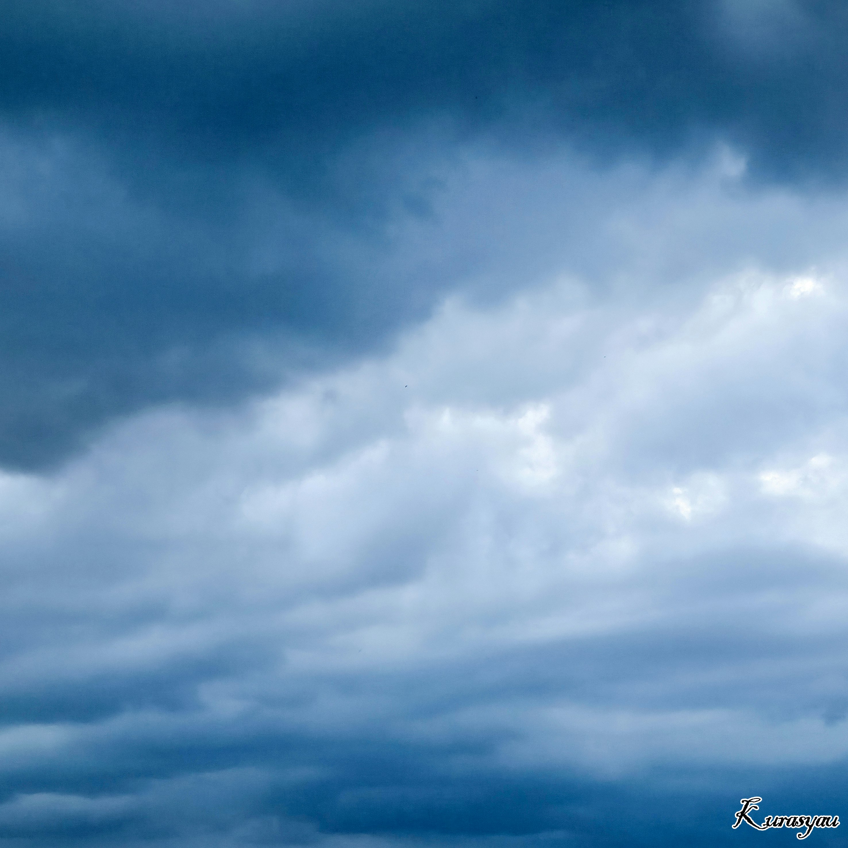 青空と雲が広がる空の風景