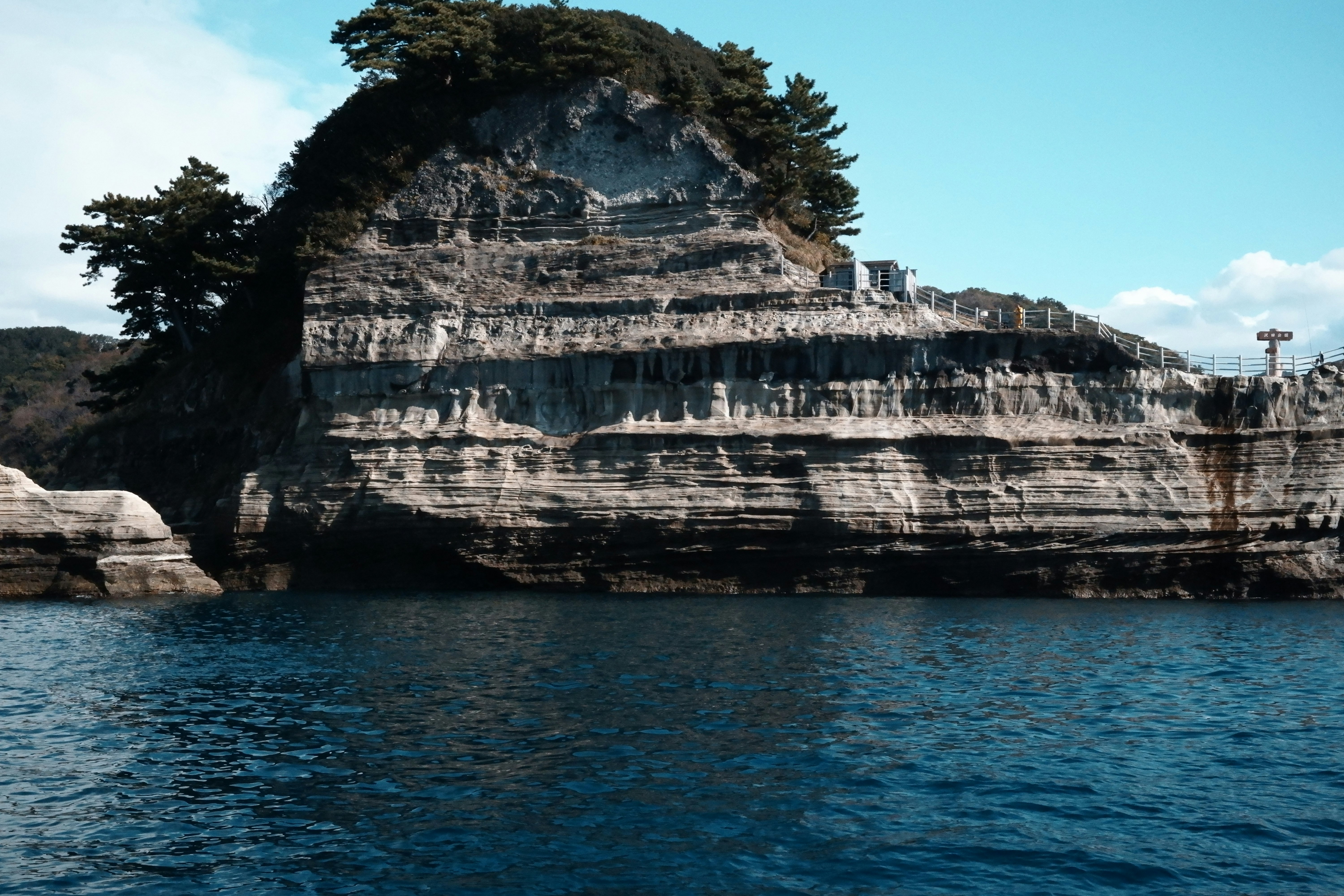 海に面した断崖と岩肌の海岸線