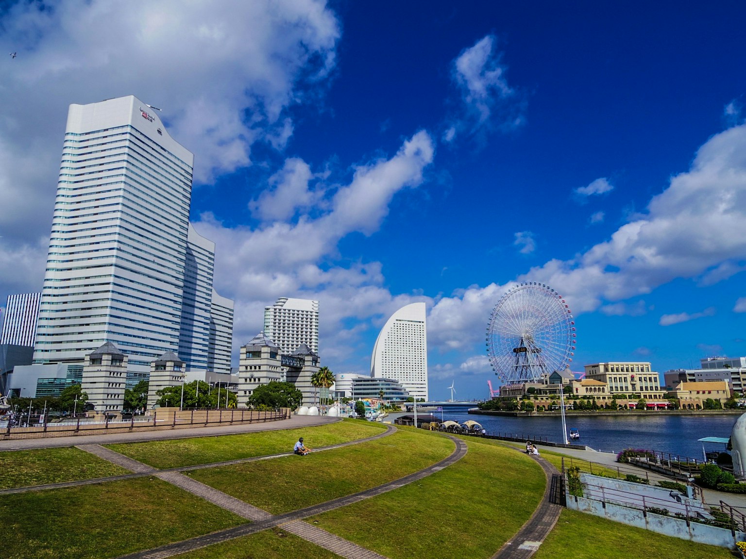 Skyline von Yokohama mit modernen Gebäuden und blauem Himmel über einem Park