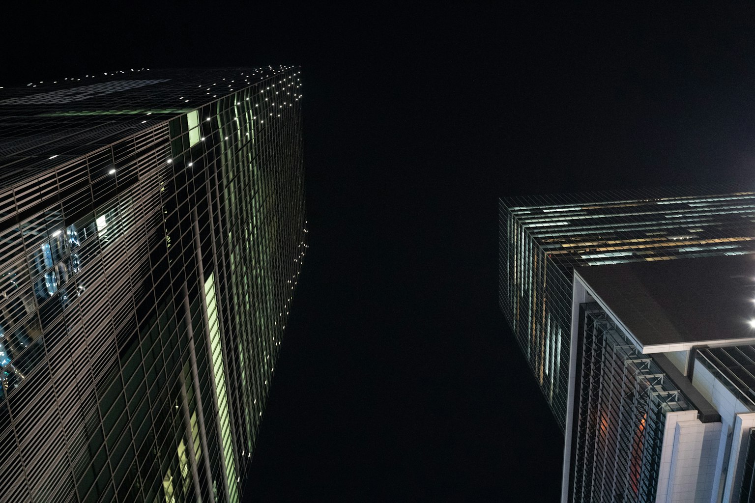 Immagine di grattacieli visti dal basso di notte