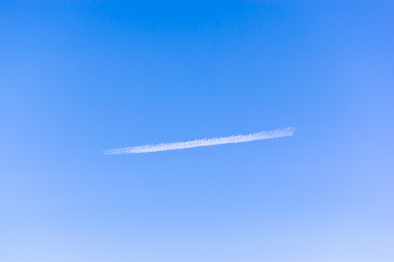 Garis awan putih di langit biru yang cerah
