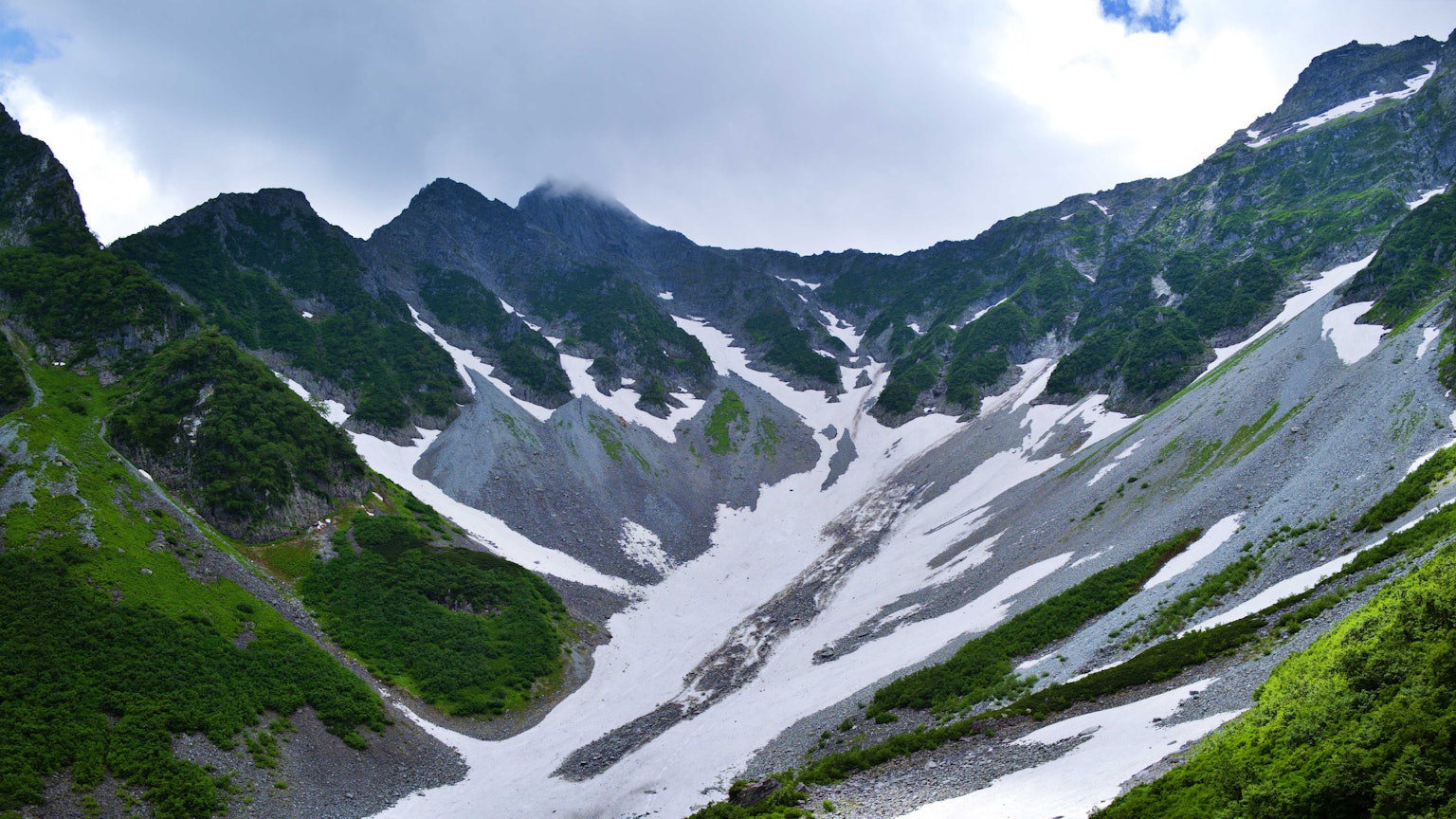 被雪和綠植覆蓋的美麗山景
