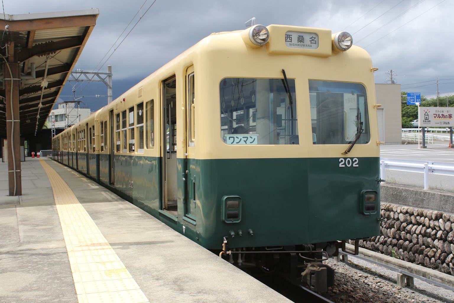 Kereta hijau dan krim di stasiun