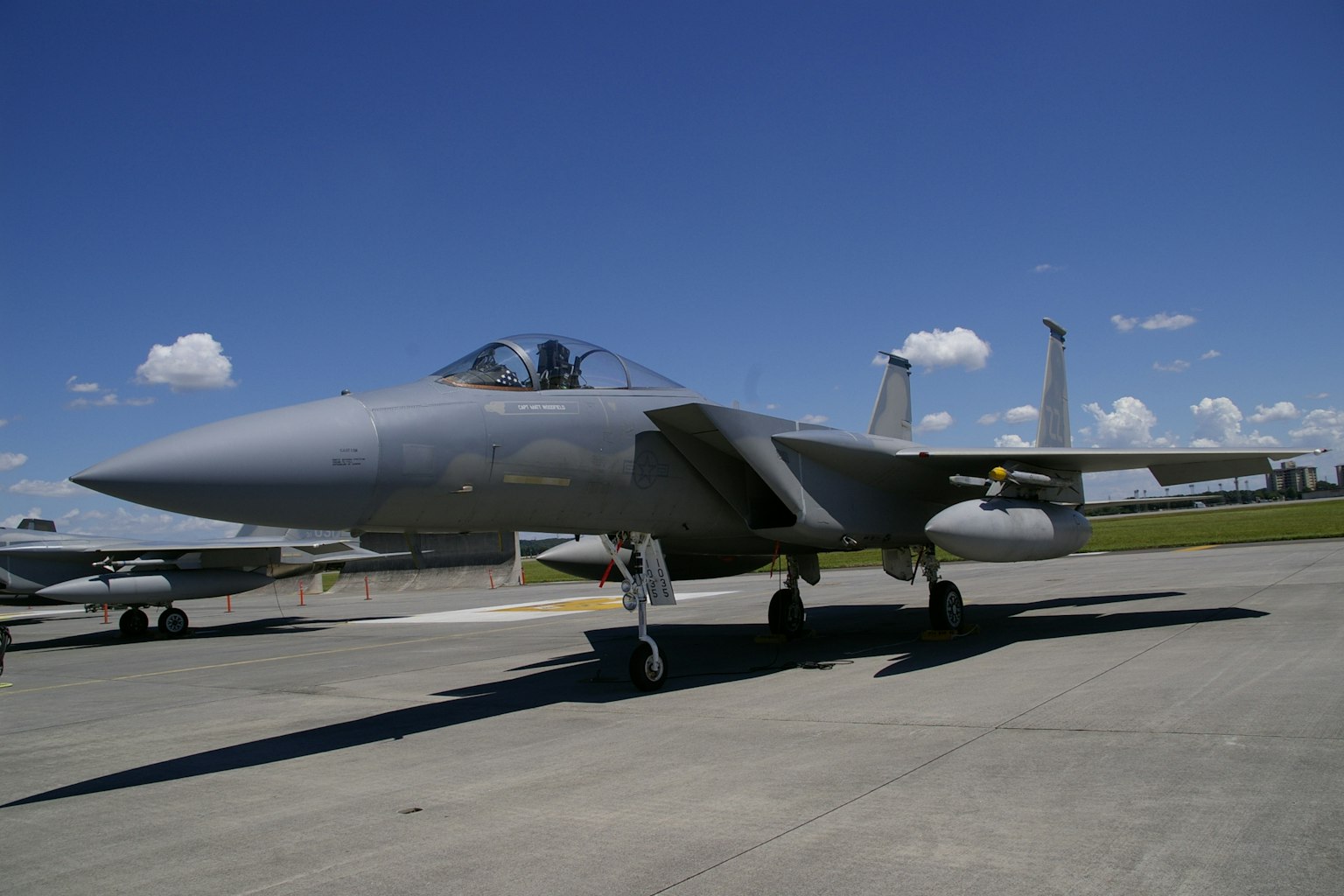 F-15战斗机停在跑道上，蓝天下