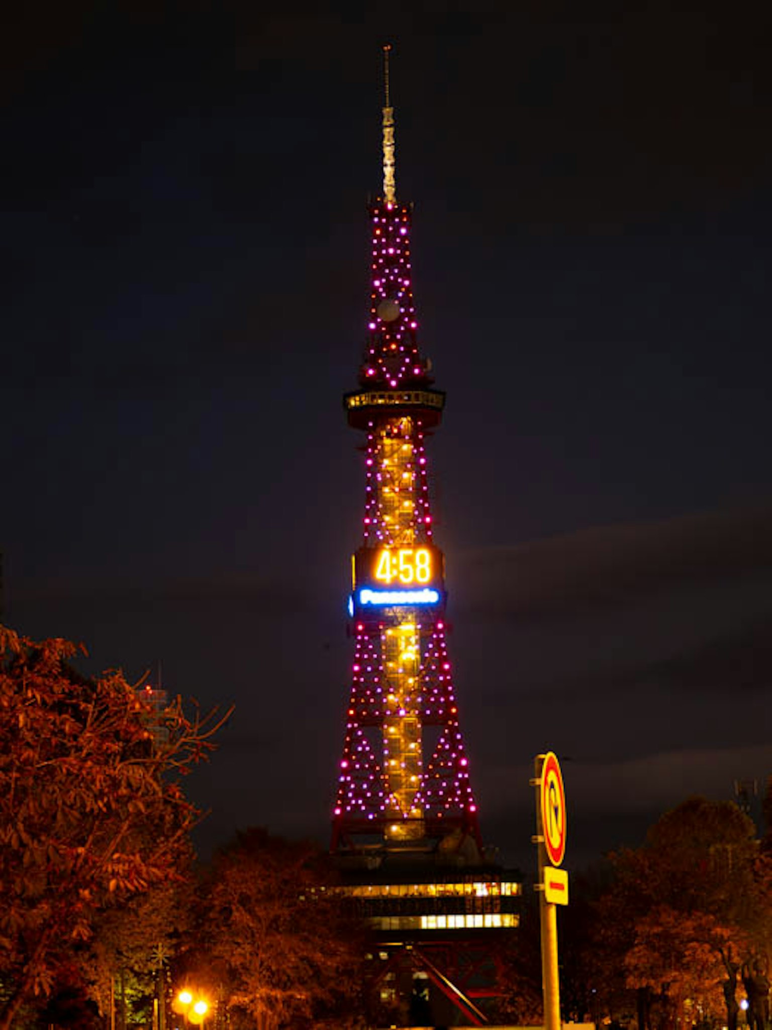 名古屋电视塔在夜晚璀璨的彩灯下