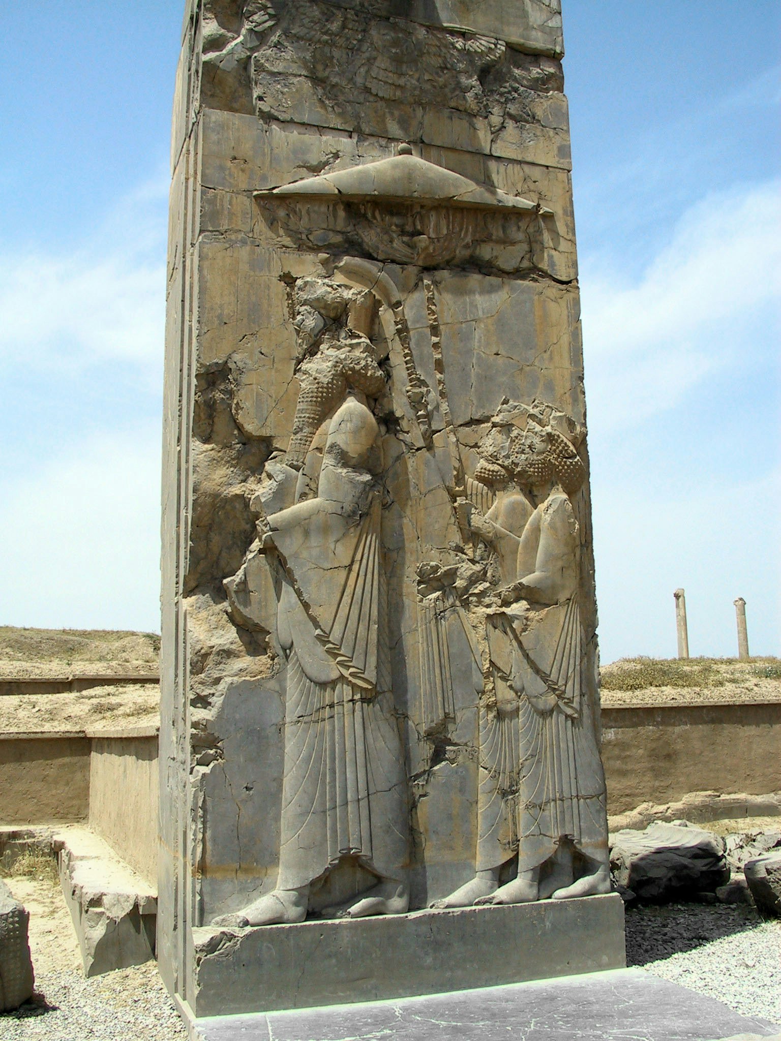 Pilier en pierre sculpté de l'ancienne Perse représentant une femme debout et un enfant