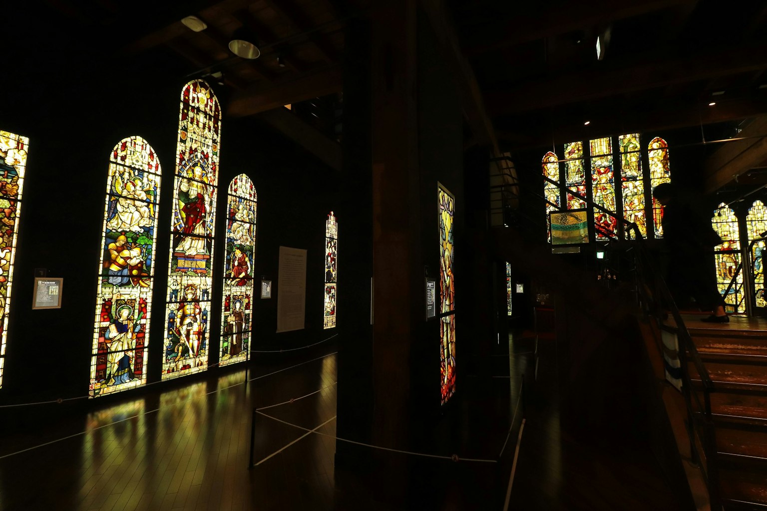室内景观，展示美丽的彩色玻璃窗，光线昏暗